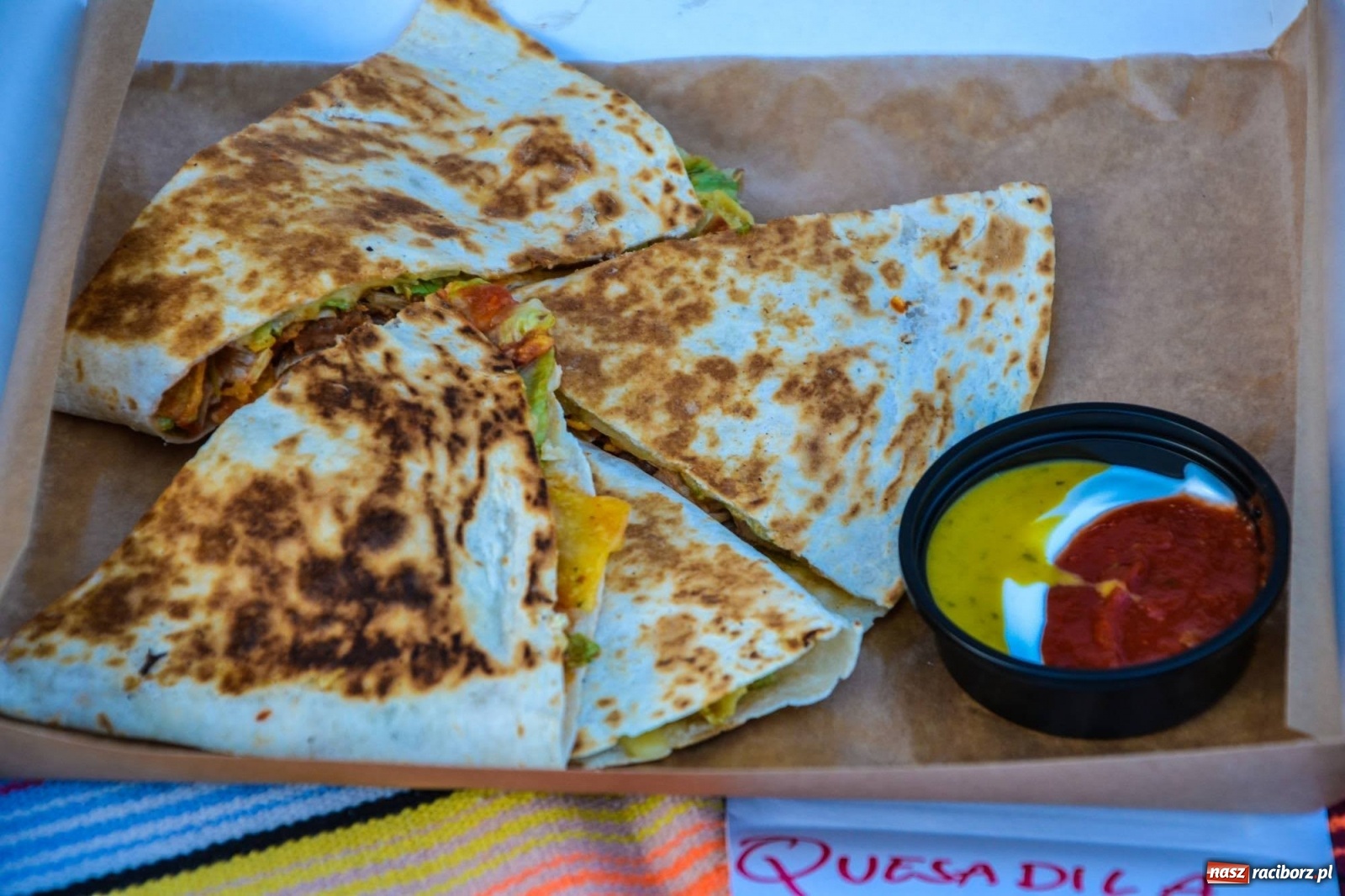 Zdjęcie w galerii na portalu naszraciborz.pl: Food trucki zaparkowały na zamkowym dziedzińcu wiadomości z regionu