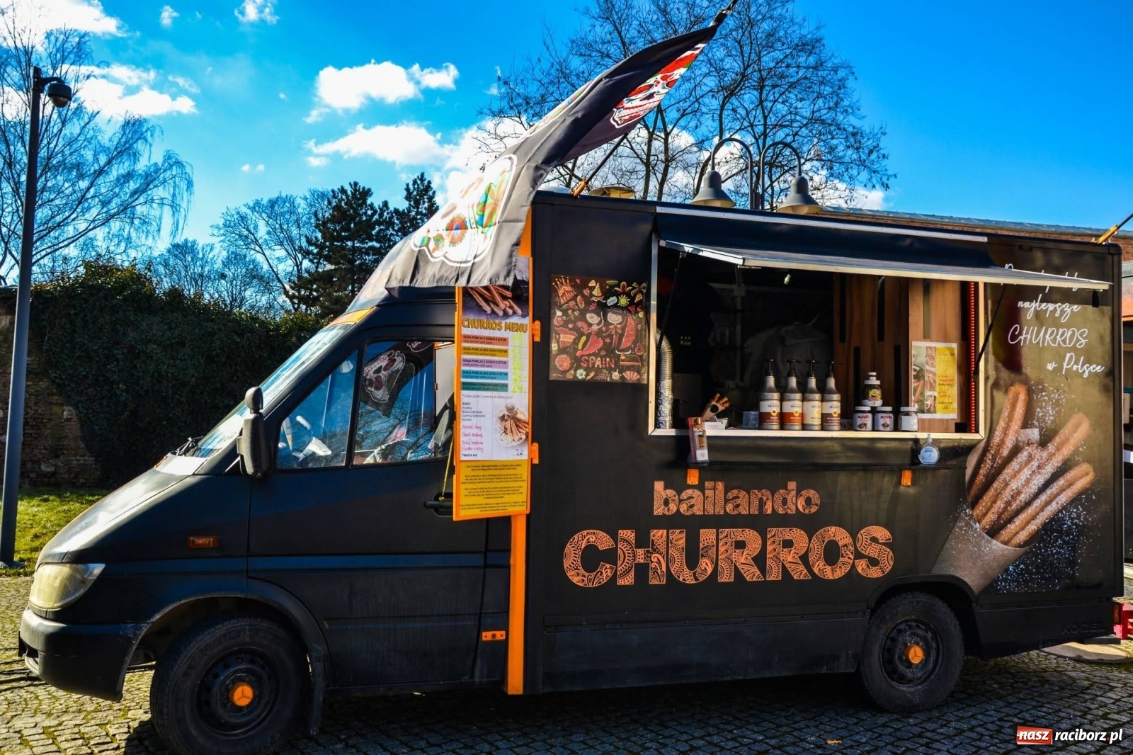 Zdjęcie w galerii na portalu naszraciborz.pl: Food trucki zaparkowały na zamkowym dziedzińcu wiadomości z regionu