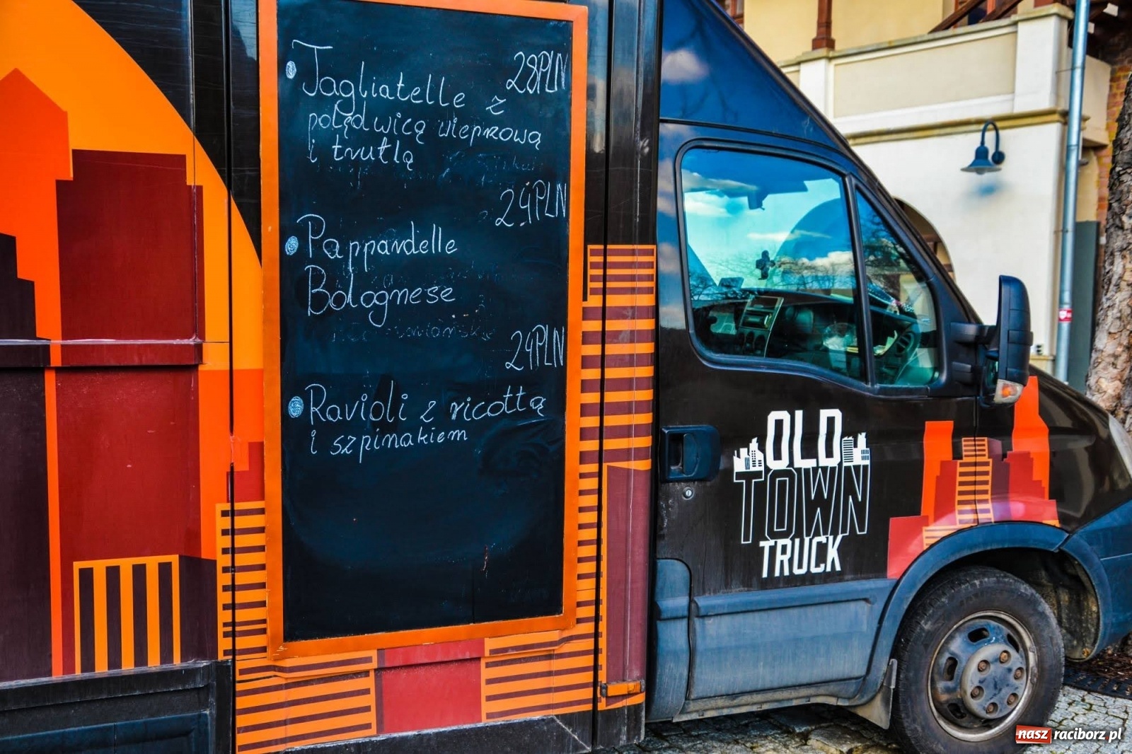 Zdjęcie w galerii na portalu naszraciborz.pl: Food trucki zaparkowały na zamkowym dziedzińcu wiadomości z regionu