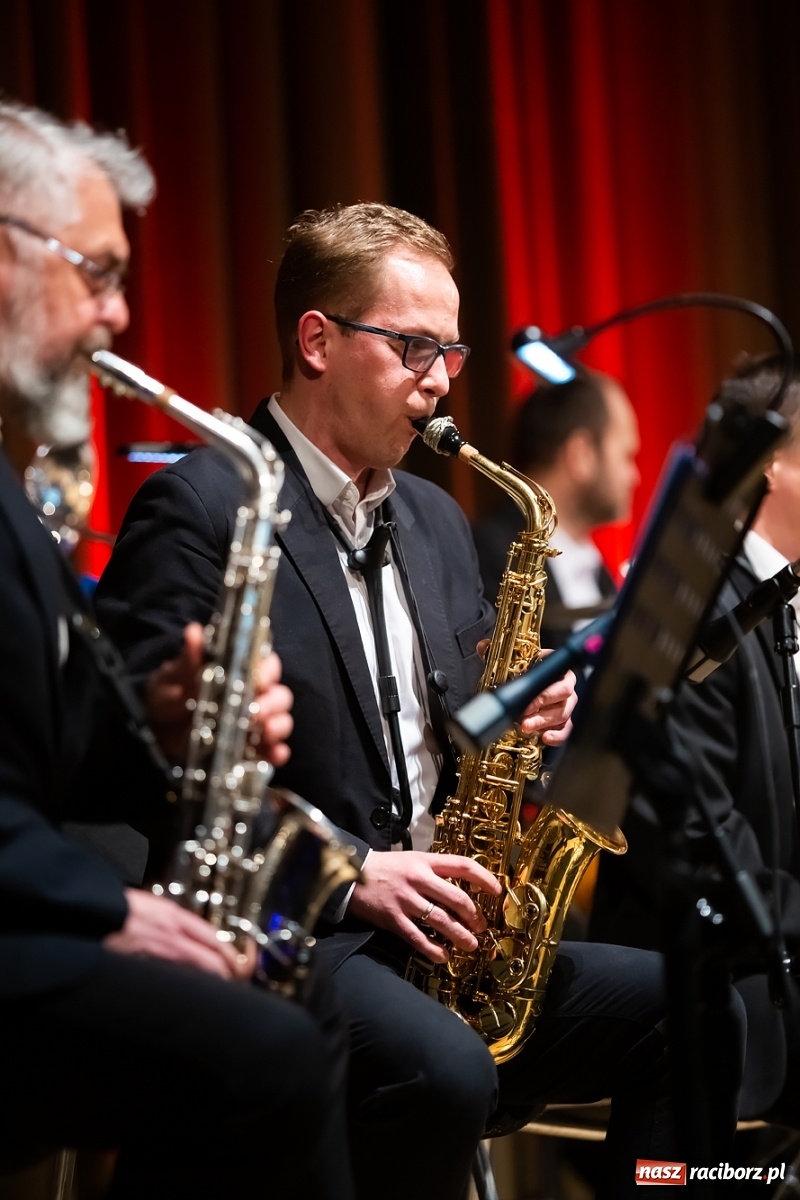 Zdjęcie w galerii na portalu naszraciborz.pl: Koncert orkiestry Kurcbend na Dzień Kobiet [FOTO i WIDEO] wiadomości z regionu