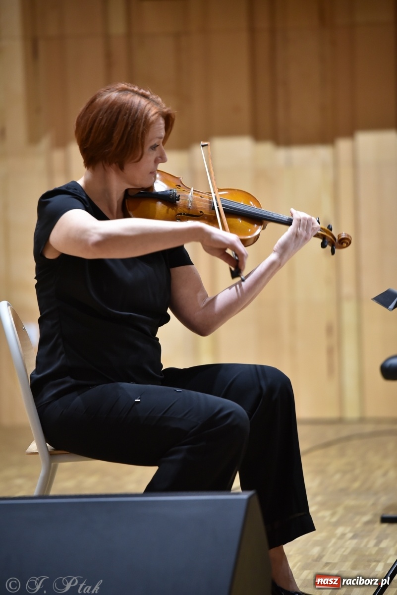 Zdjęcie w galerii na portalu naszraciborz.pl: Szkoła muzyczna zaprosiła na koncert z okazji Dnia Kobiet wiadomości z regionu