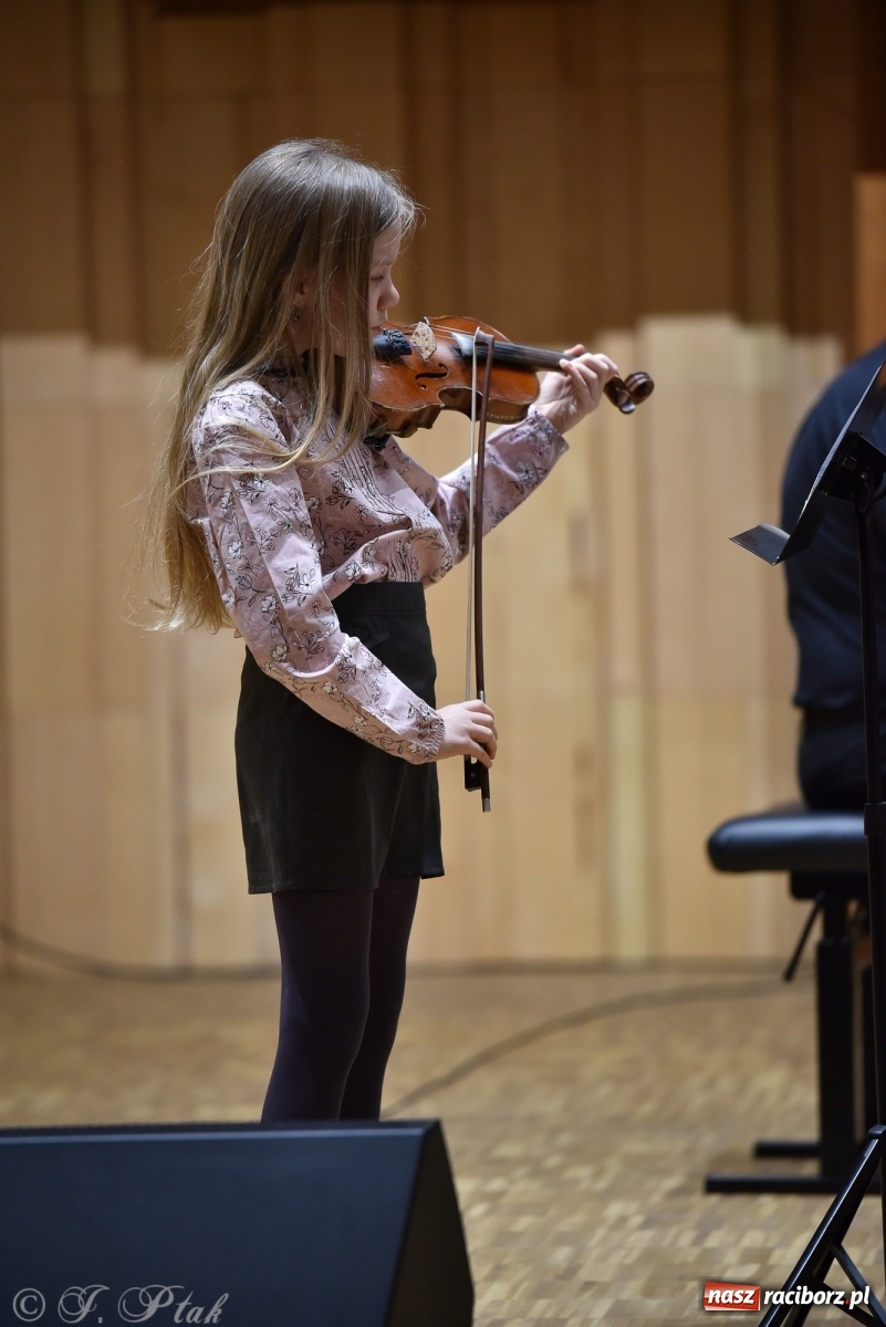 Zdjęcie w galerii na portalu naszraciborz.pl: Szkoła muzyczna zaprosiła na koncert z okazji Dnia Kobiet wiadomości z regionu