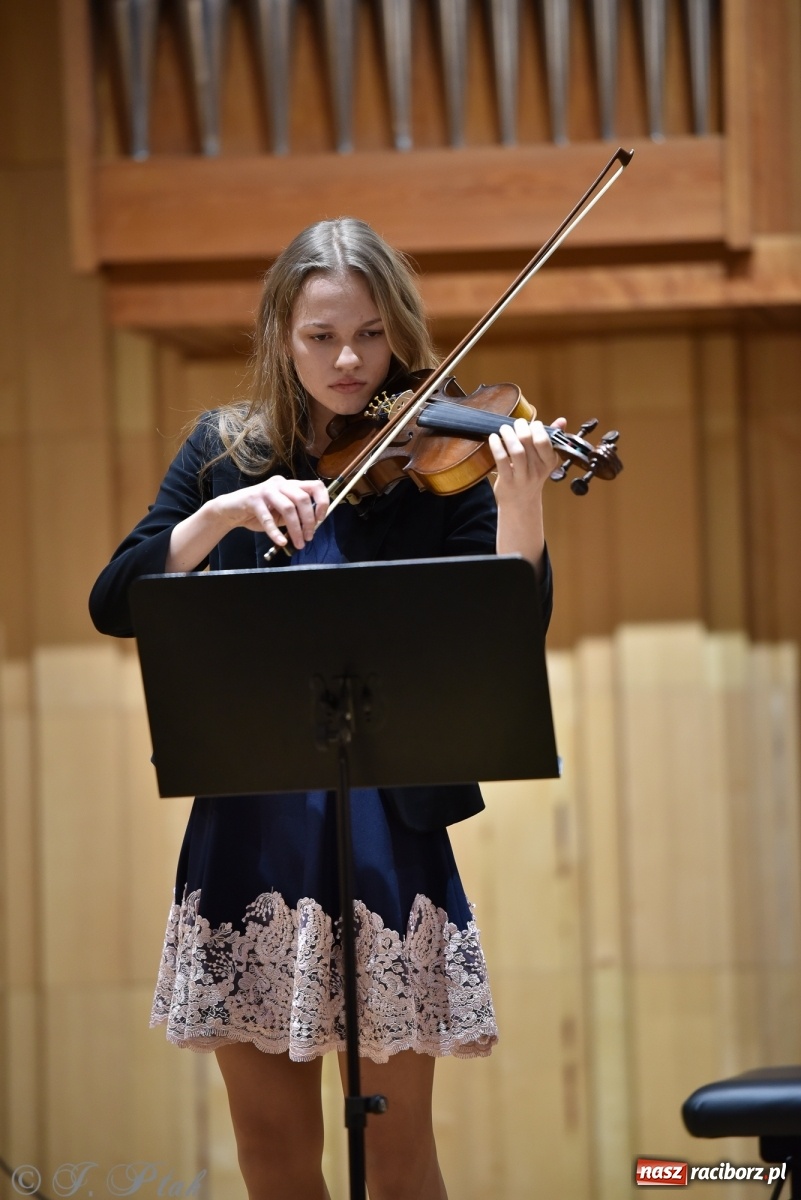 Zdjęcie w galerii na portalu naszraciborz.pl: Szkoła muzyczna zaprosiła na koncert z okazji Dnia Kobiet wiadomości z regionu