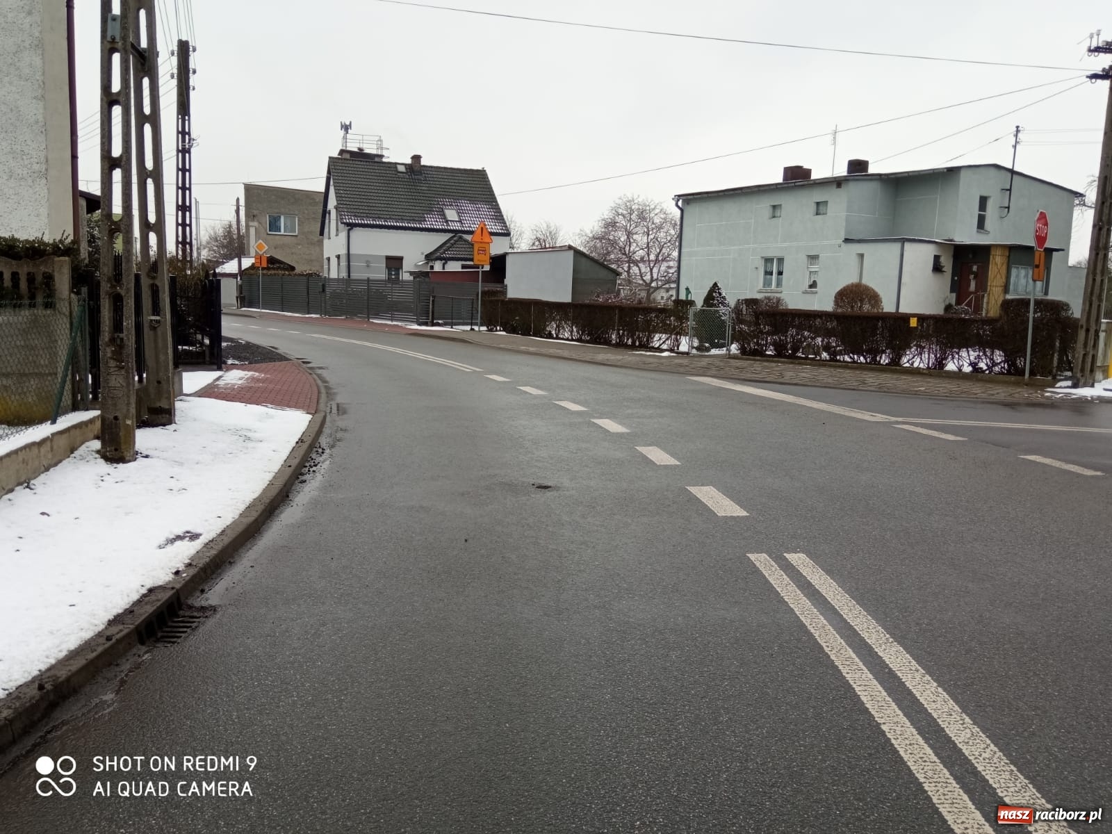 Zdjęcie w galerii na portalu naszraciborz.pl: Turze gm. Kuźnia Raciborska. Nowa droga a już dziura! wiadomości z regionu