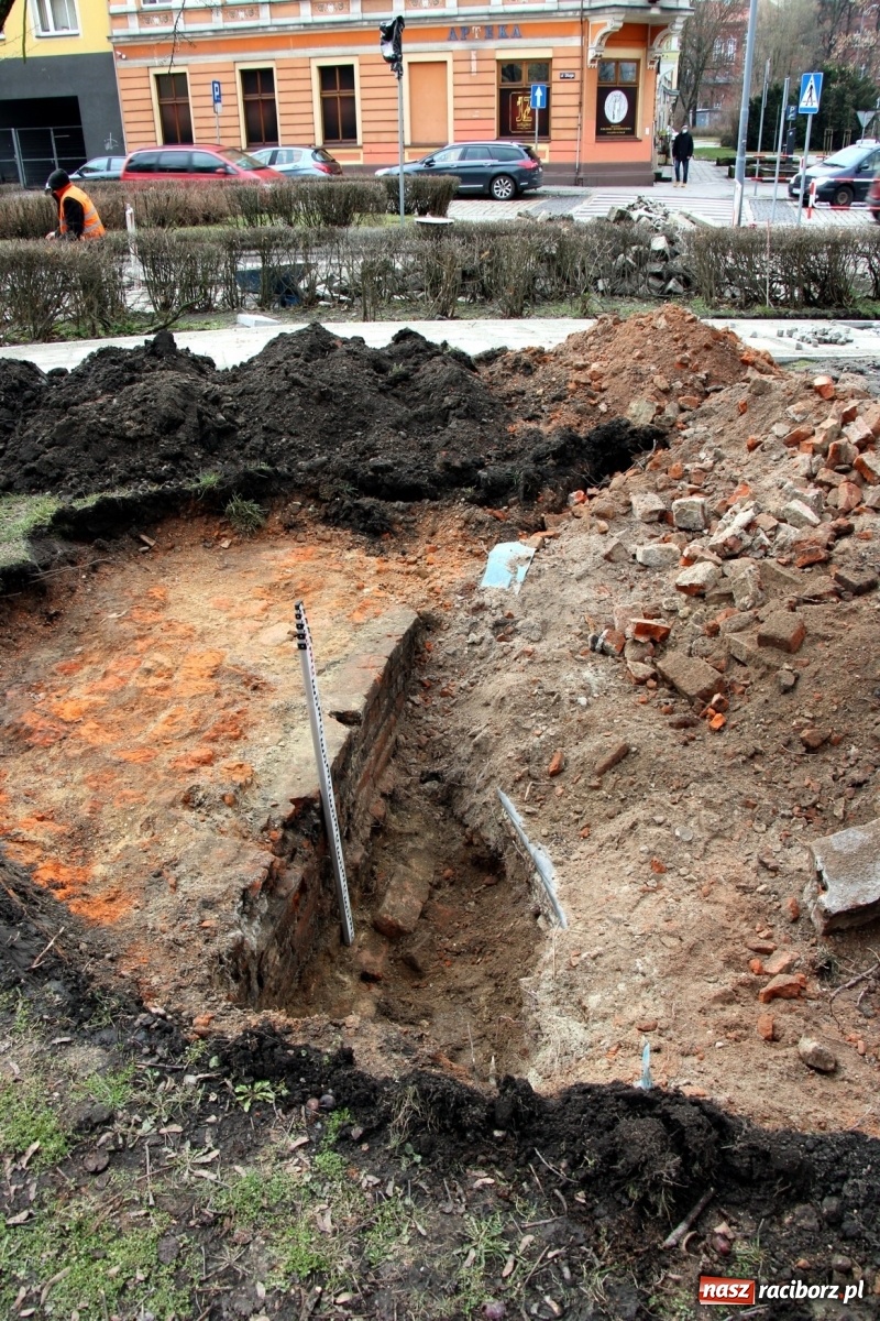 Zdjęcie w galerii na portalu naszraciborz.pl: Przy Gimnazjalnej natrafiono na fragment obwarowań Raciborza wiadomości z regionu