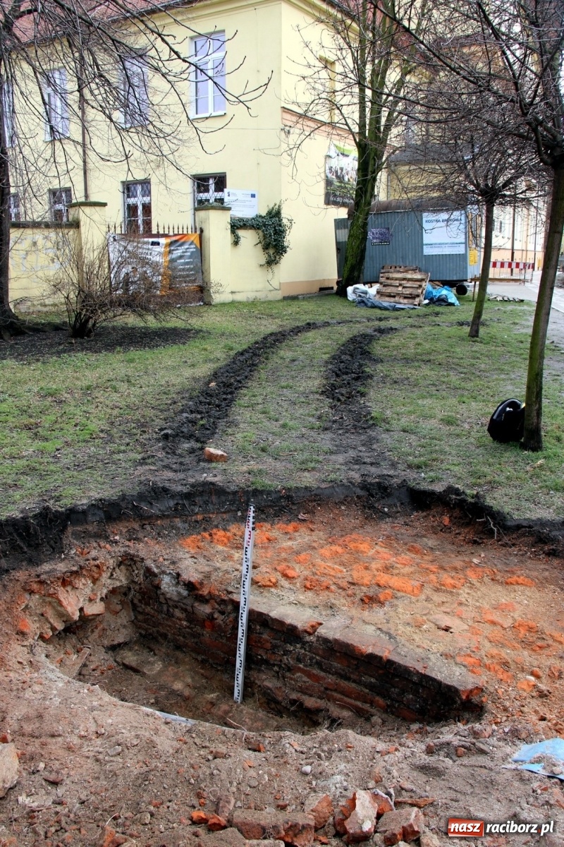 Zdjęcie w galerii na portalu naszraciborz.pl: Przy Gimnazjalnej natrafiono na fragment obwarowań Raciborza wiadomości z regionu