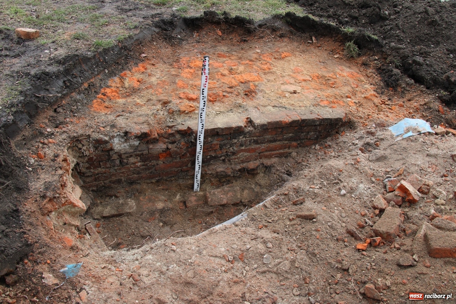Zdjęcie w galerii na portalu naszraciborz.pl: Przy Gimnazjalnej natrafiono na fragment obwarowań Raciborza wiadomości z regionu