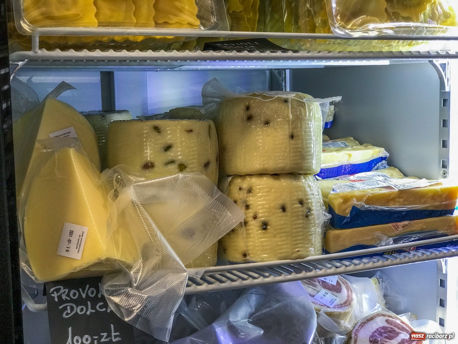 Zdjęcie w galerii na portalu naszraciborz.pl: Sery, makarony, mąka do pizzy, wielkanocne słodkości - nowości w sklepie Antonio Cadau wiadomości z regionu