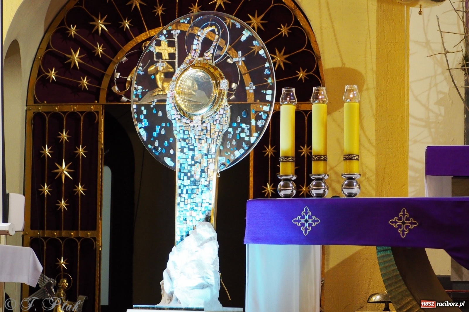 Zdjęcie w galerii na portalu naszraciborz.pl: Niezwykła monstrancja w kościele NSPJ [FOTO] wiadomości z regionu