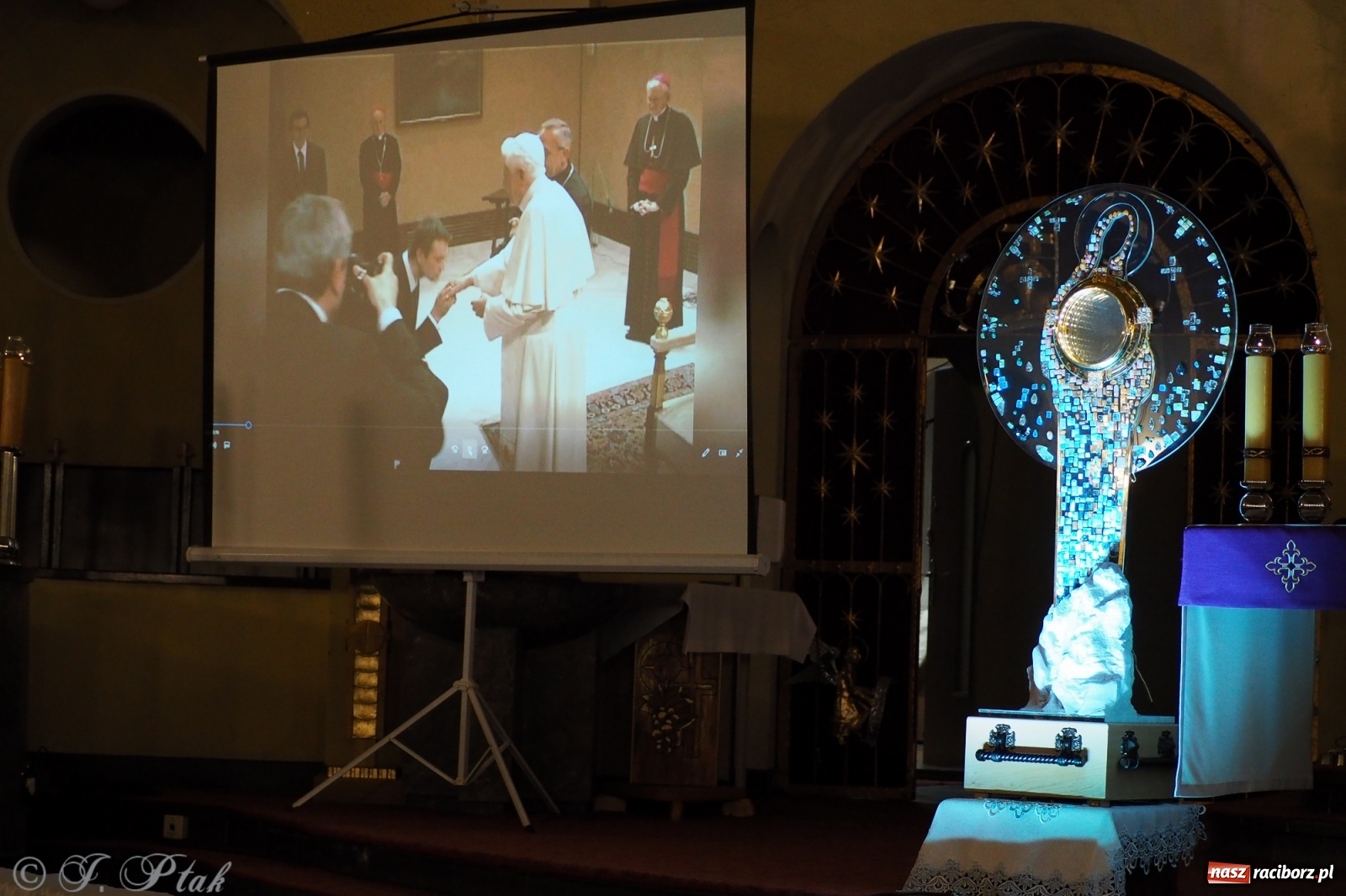 Zdjęcie w galerii na portalu naszraciborz.pl: Niezwykła monstrancja w kościele NSPJ [FOTO] wiadomości z regionu