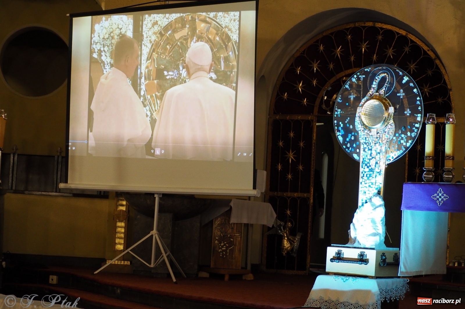 Zdjęcie w galerii na portalu naszraciborz.pl: Niezwykła monstrancja w kościele NSPJ [FOTO] wiadomości z regionu