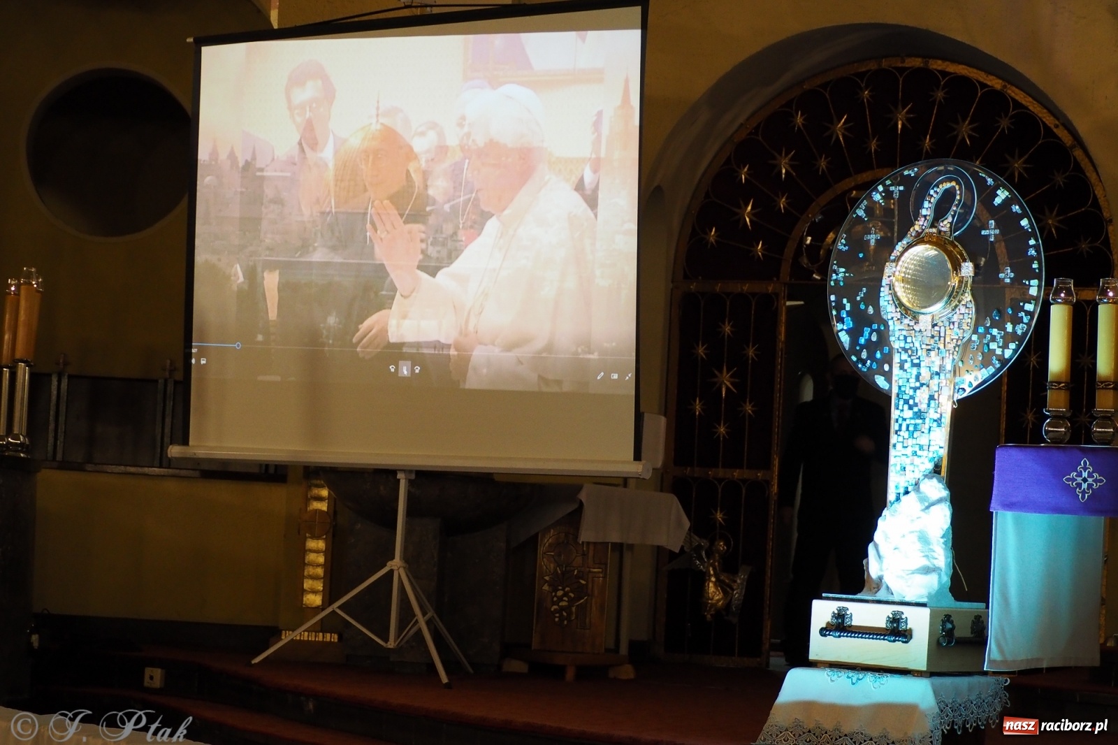 Zdjęcie w galerii na portalu naszraciborz.pl: Niezwykła monstrancja w kościele NSPJ [FOTO] wiadomości z regionu