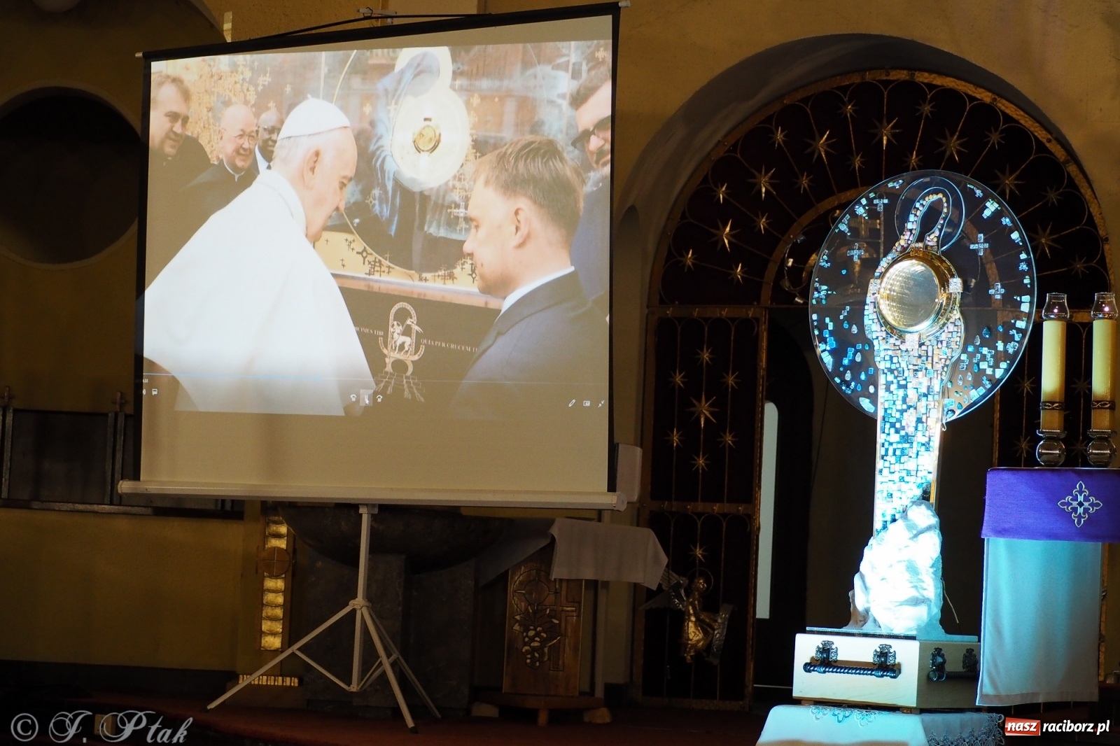 Zdjęcie w galerii na portalu naszraciborz.pl: Niezwykła monstrancja w kościele NSPJ [FOTO] wiadomości z regionu