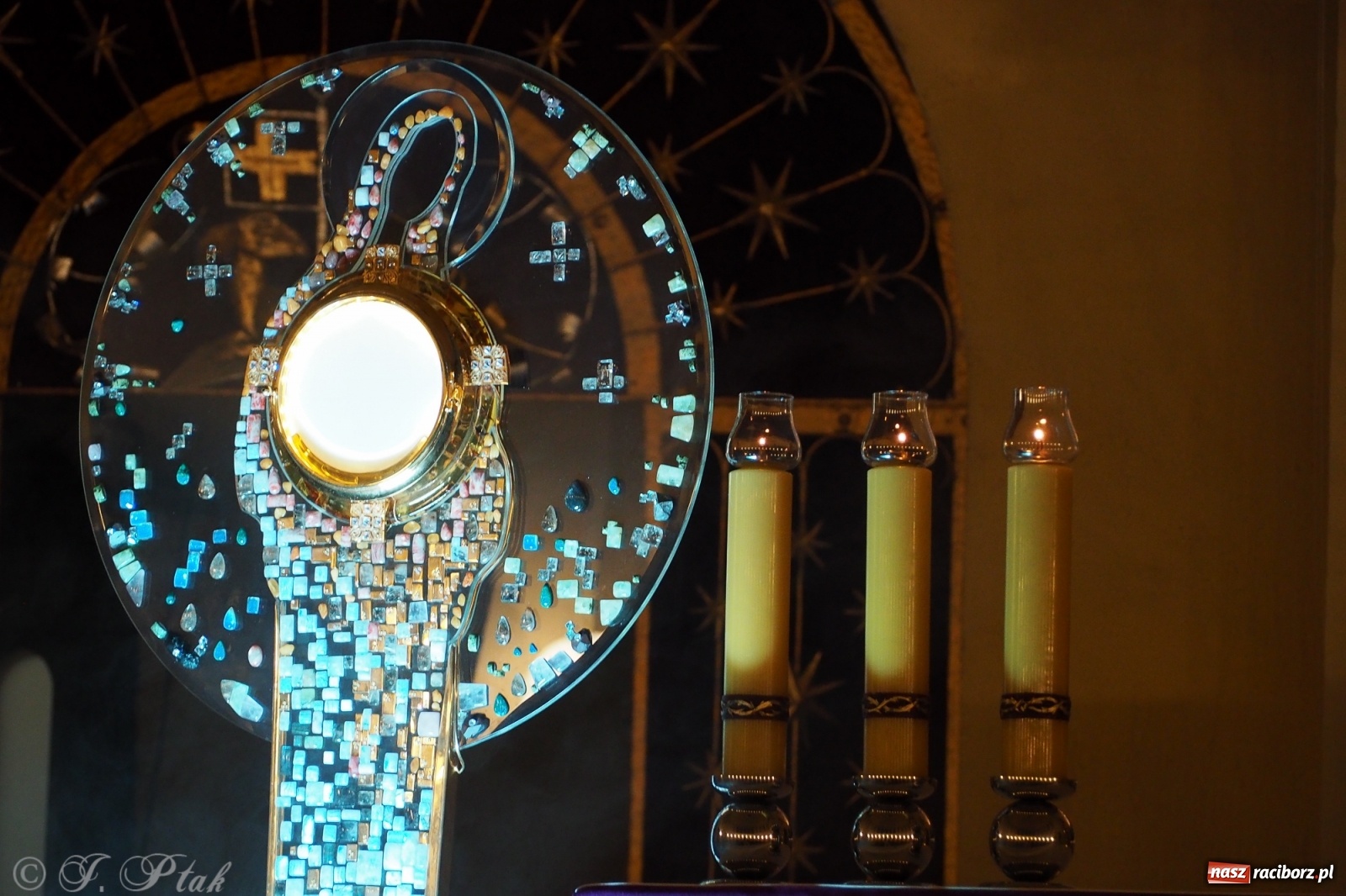 Zdjęcie w galerii na portalu naszraciborz.pl: Niezwykła monstrancja w kościele NSPJ [FOTO] wiadomości z regionu