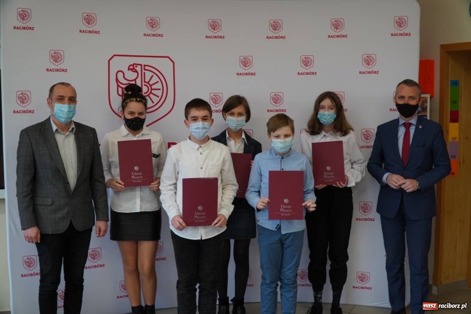 Zdjęcie w galerii na portalu naszraciborz.pl: Kolejne stypendia za wybitne wyniki w nauce rozdane wiadomości z regionu