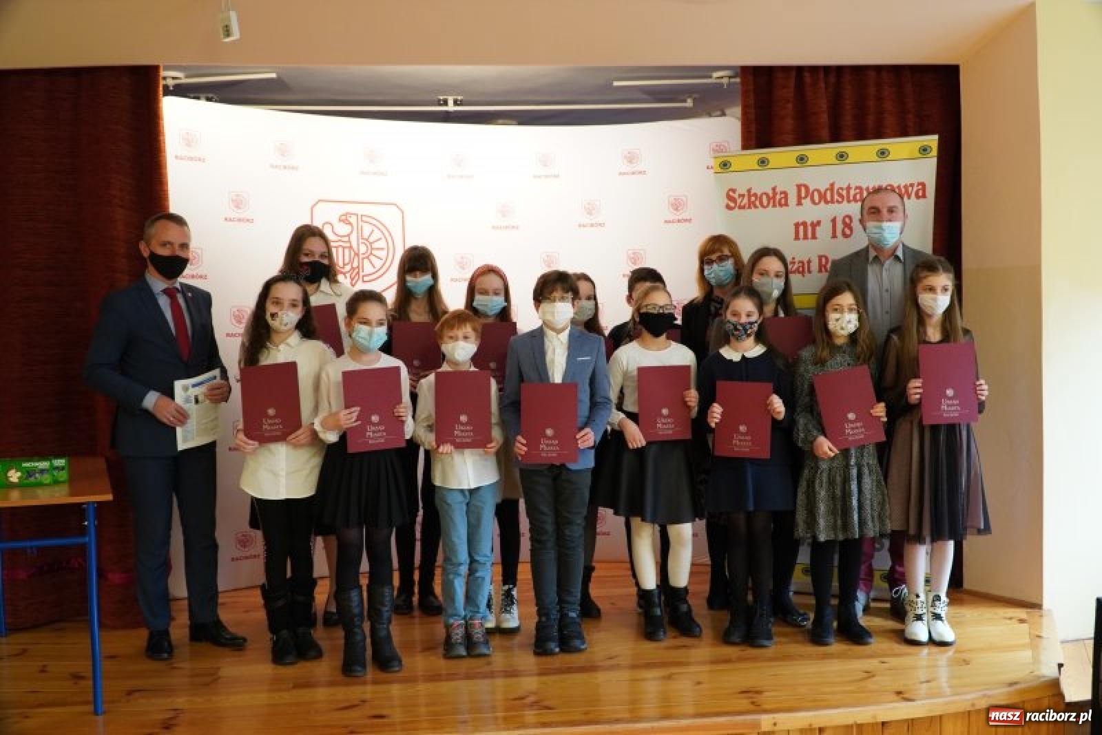 Zdjęcie w galerii na portalu naszraciborz.pl: Kolejne stypendia za wybitne wyniki w nauce rozdane wiadomości z regionu