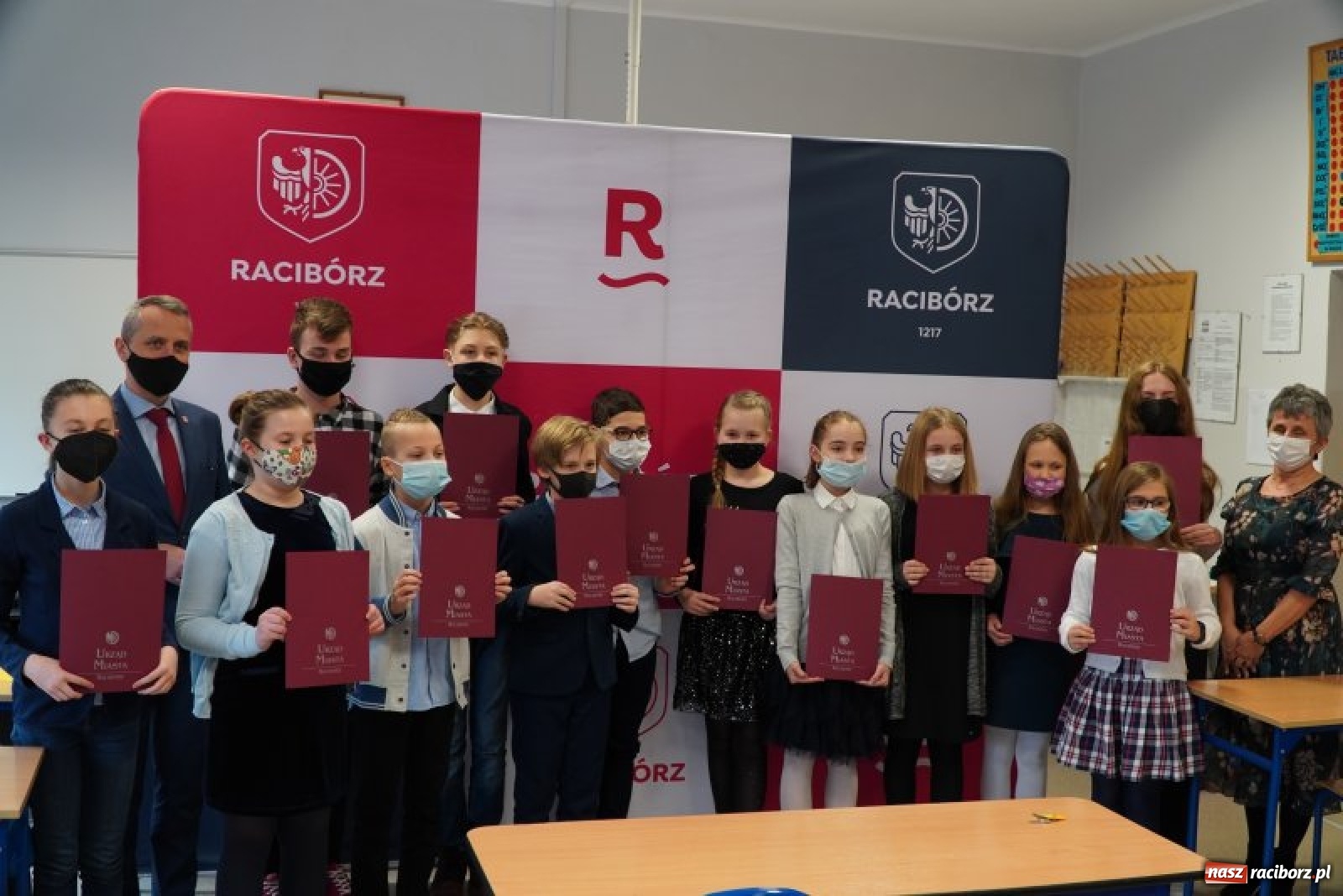 Zdjęcie w galerii na portalu naszraciborz.pl: Kolejne stypendia za wybitne wyniki w nauce rozdane wiadomości z regionu