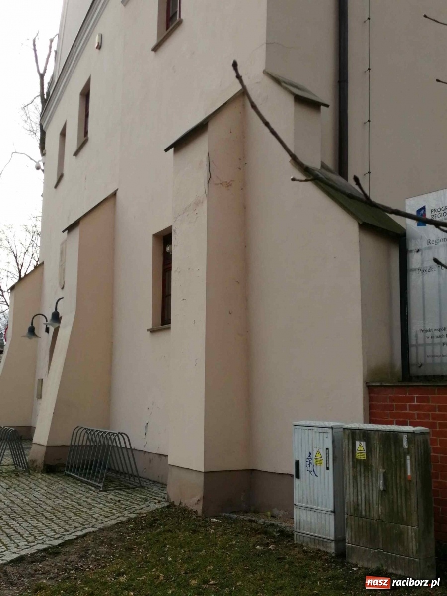 Zdjęcie w galerii na portalu naszraciborz.pl: Czytelnik alarmuje. Zamek wymaga kosztownych napraw wiadomości z regionu