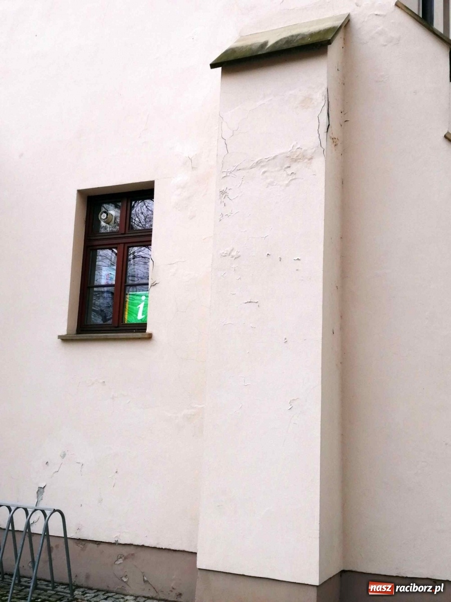 Zdjęcie w galerii na portalu naszraciborz.pl: Czytelnik alarmuje. Zamek wymaga kosztownych napraw wiadomości z regionu
