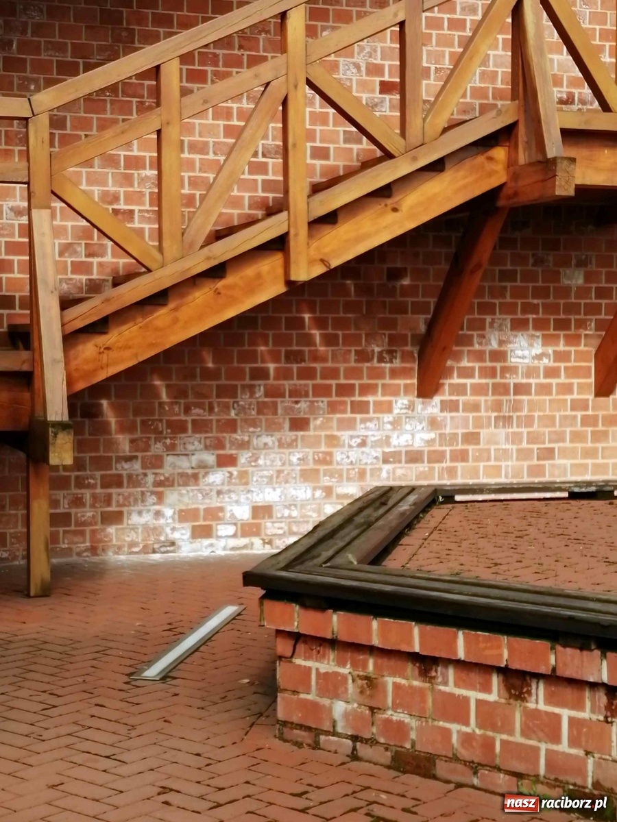 Zdjęcie w galerii na portalu naszraciborz.pl: Czytelnik alarmuje. Zamek wymaga kosztownych napraw wiadomości z regionu