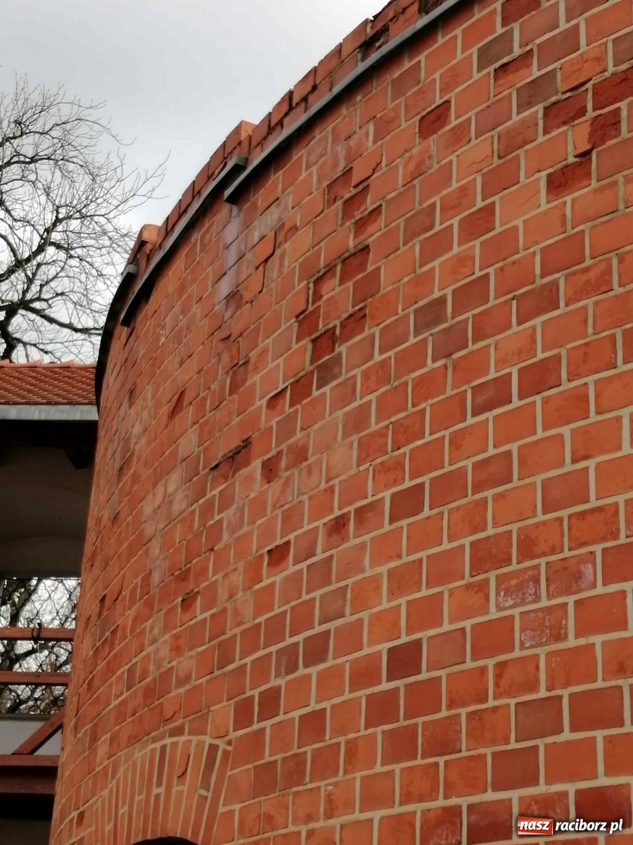 Zdjęcie w galerii na portalu naszraciborz.pl: Czytelnik alarmuje. Zamek wymaga kosztownych napraw wiadomości z regionu