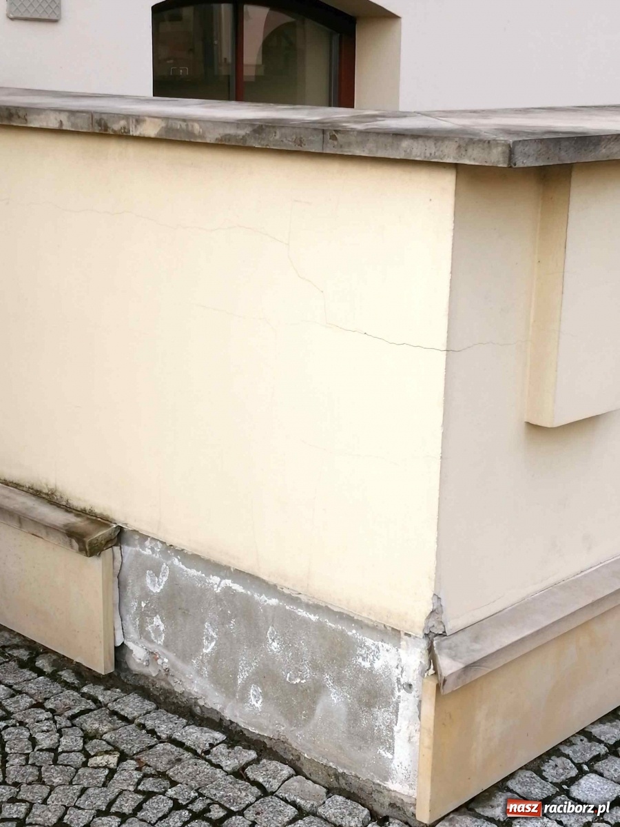 Zdjęcie w galerii na portalu naszraciborz.pl: Czytelnik alarmuje. Zamek wymaga kosztownych napraw wiadomości z regionu