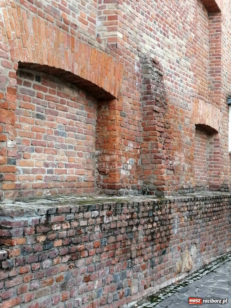 Zdjęcie w galerii na portalu naszraciborz.pl: Czytelnik alarmuje. Zamek wymaga kosztownych napraw wiadomości z regionu