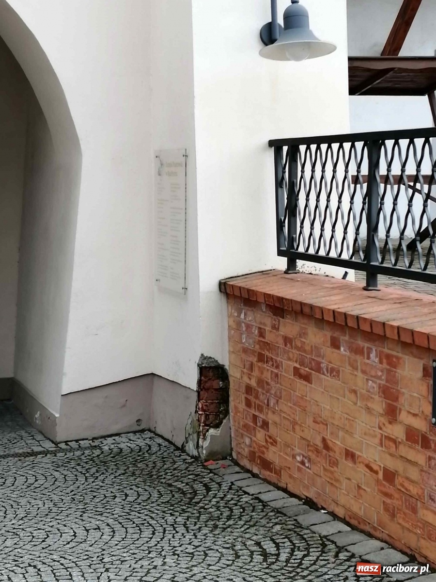 Zdjęcie w galerii na portalu naszraciborz.pl: Czytelnik alarmuje. Zamek wymaga kosztownych napraw wiadomości z regionu