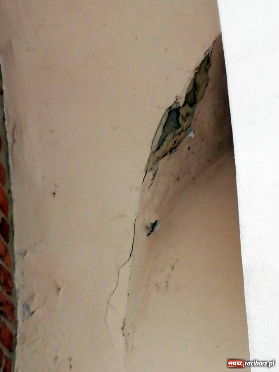 Zdjęcie w galerii na portalu naszraciborz.pl: Czytelnik alarmuje. Zamek wymaga kosztownych napraw wiadomości z regionu