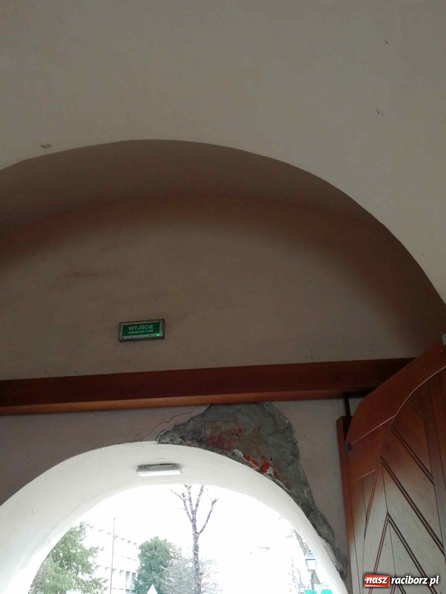Zdjęcie w galerii na portalu naszraciborz.pl: Czytelnik alarmuje. Zamek wymaga kosztownych napraw wiadomości z regionu