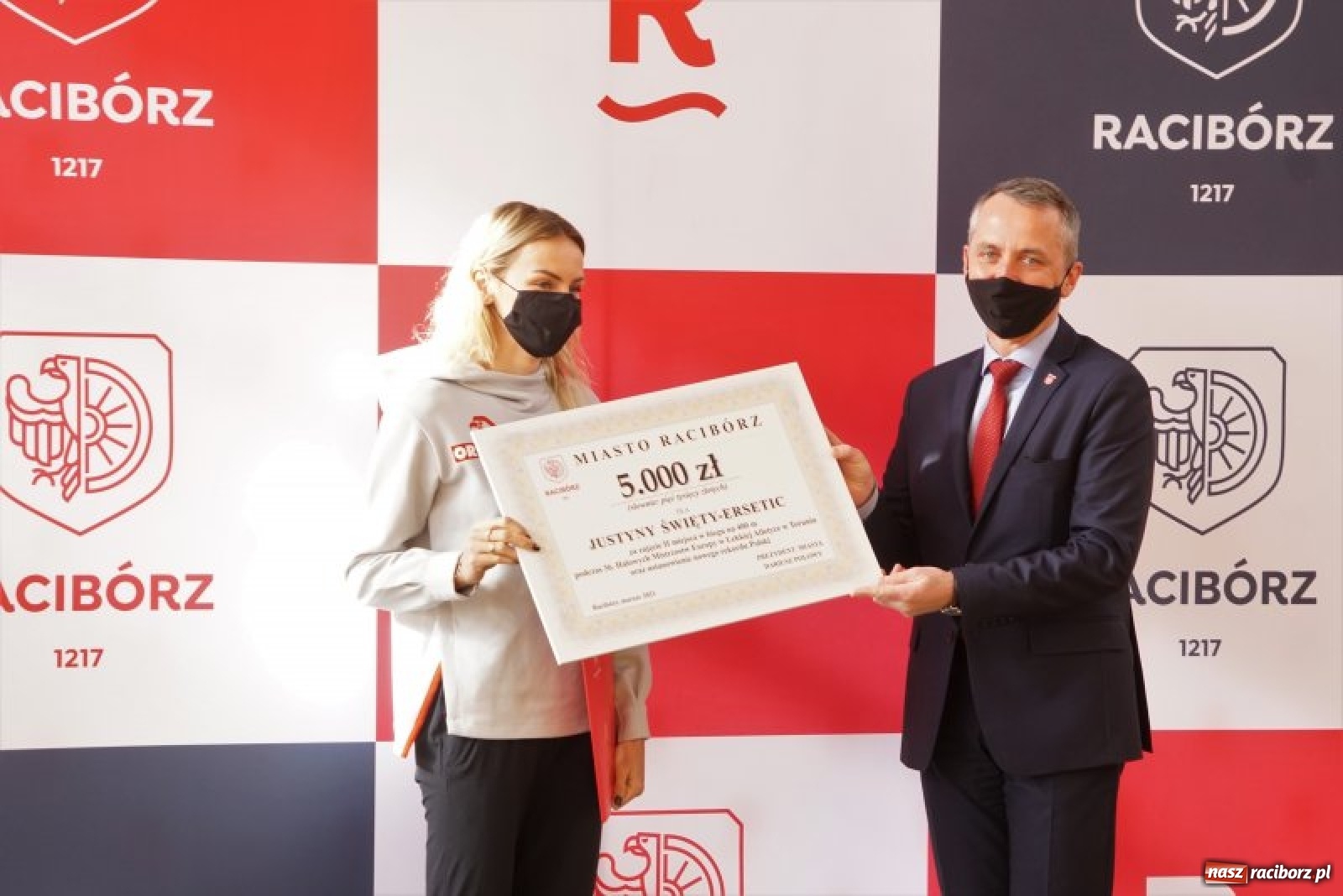 Zdjęcie w galerii na portalu naszraciborz.pl: Halowa wicemistrzyni Europy z wizytą w SP 15 wiadomości z regionu