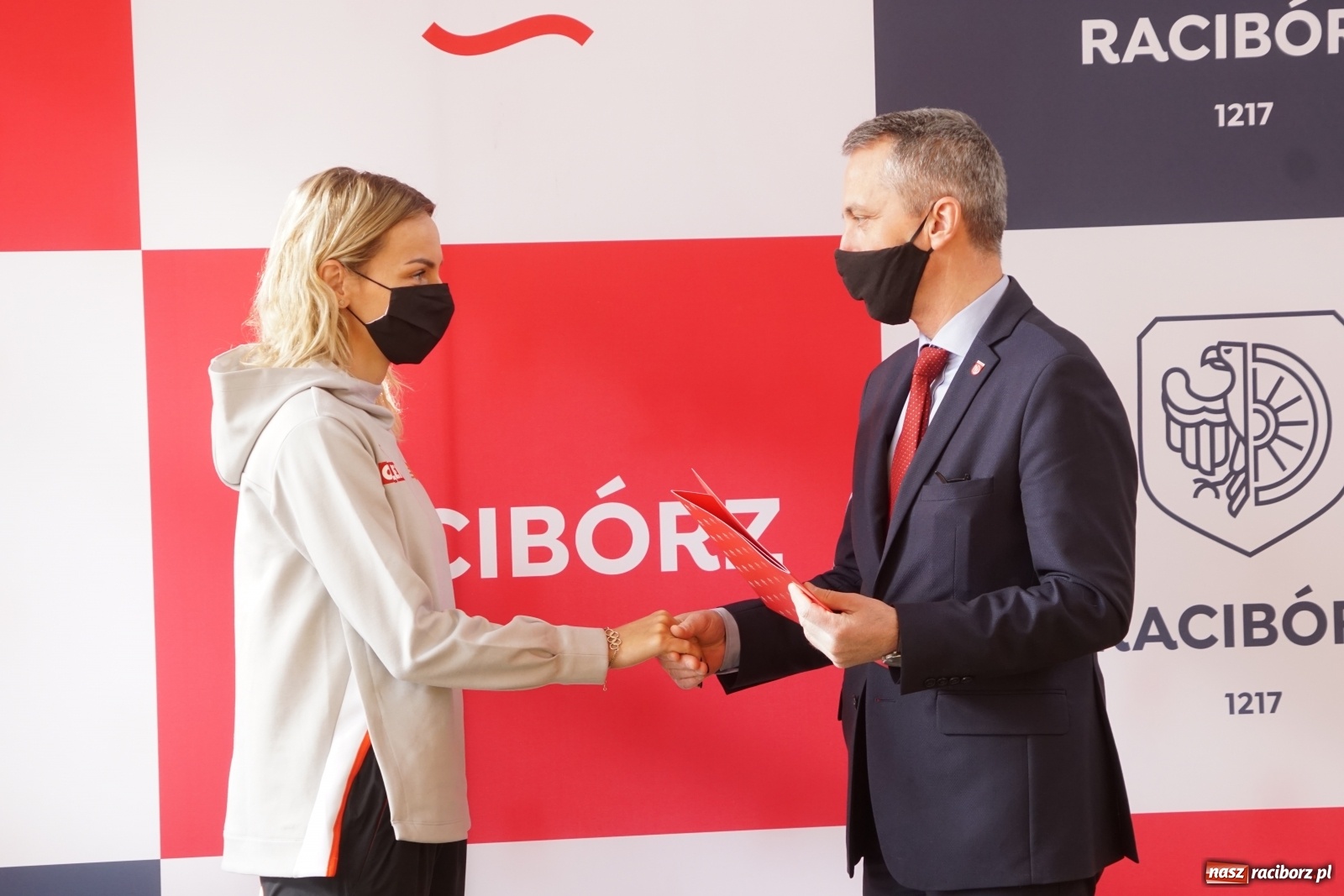 Zdjęcie w galerii na portalu naszraciborz.pl: Halowa wicemistrzyni Europy z wizytą w SP 15 wiadomości z regionu