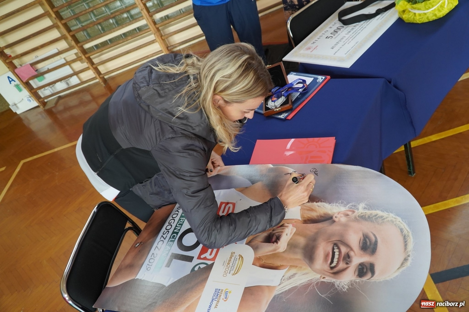 Zdjęcie w galerii na portalu naszraciborz.pl: Halowa wicemistrzyni Europy z wizytą w SP 15 wiadomości z regionu