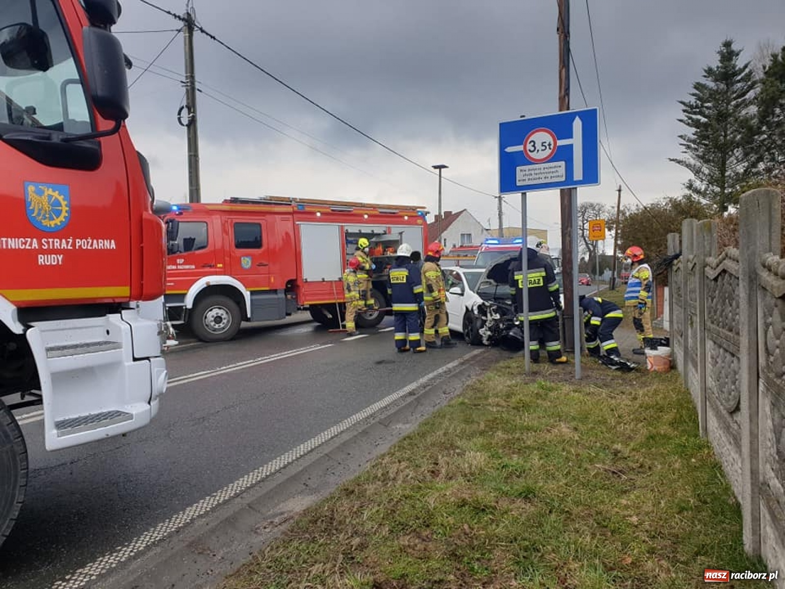 Zdjęcie w galerii na portalu naszraciborz.pl: Dwa poważne zdarzenia drogowe na DK 45 w gm. Krzyżanowice oraz w Rudzie Kozielskiej [FOTO] wiadomości z regionu