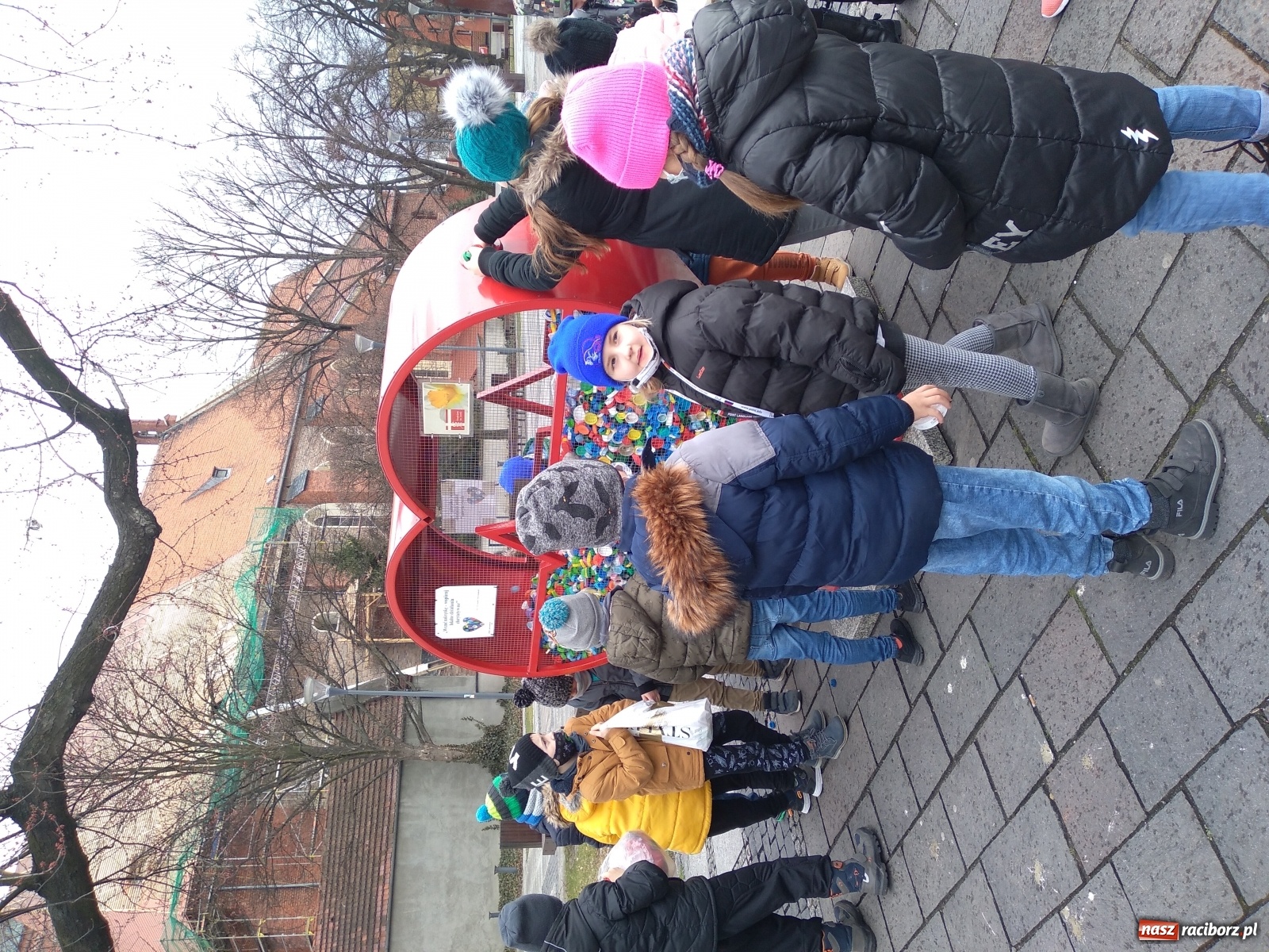 Zdjęcie w galerii na portalu naszraciborz.pl: Czym skorupka za młodu nasiąknie… Pierwszaki Sp4 dla hospicjum wiadomości z regionu