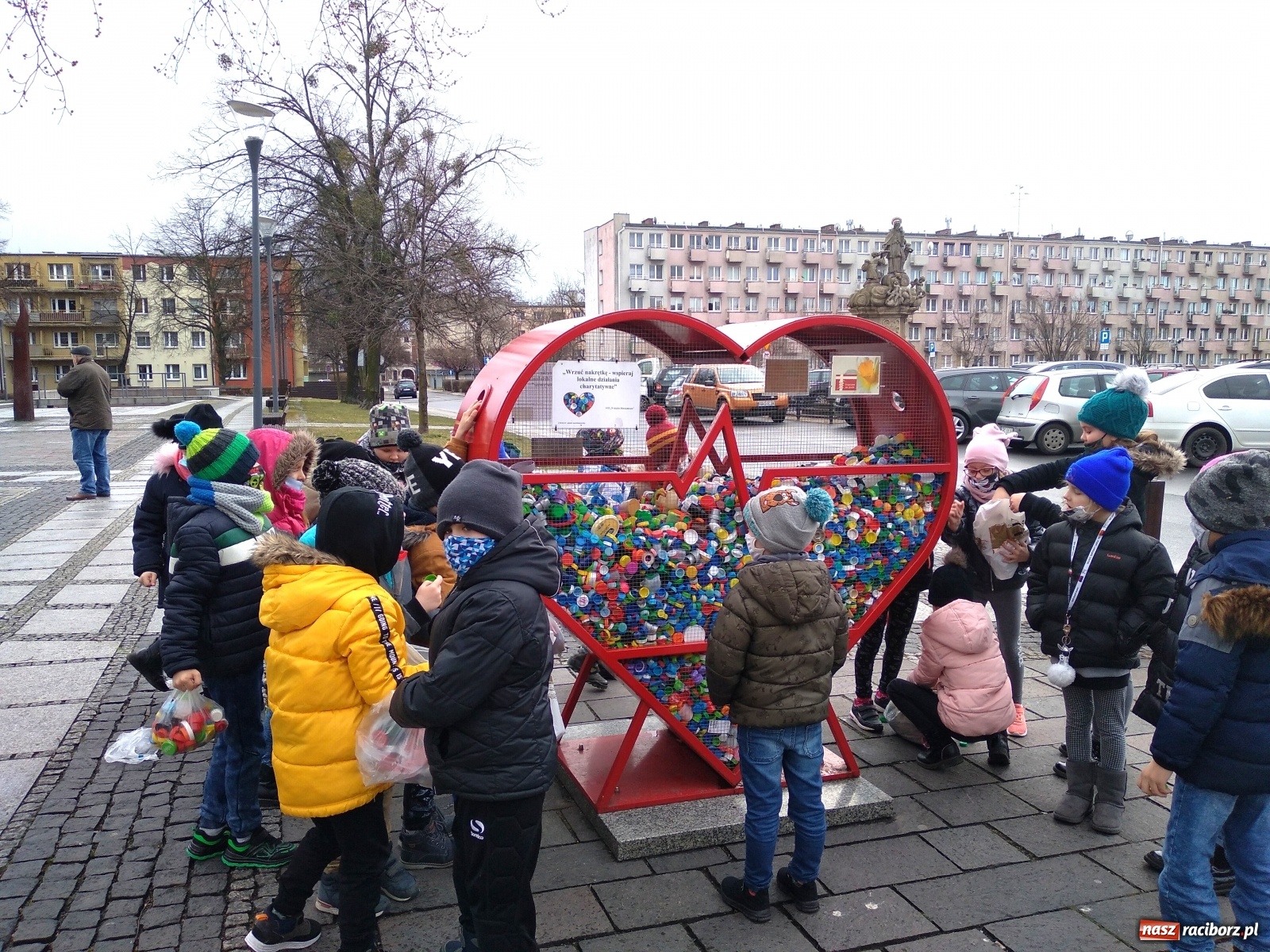 Zdjęcie w galerii na portalu naszraciborz.pl: Czym skorupka za młodu nasiąknie… Pierwszaki Sp4 dla hospicjum wiadomości z regionu