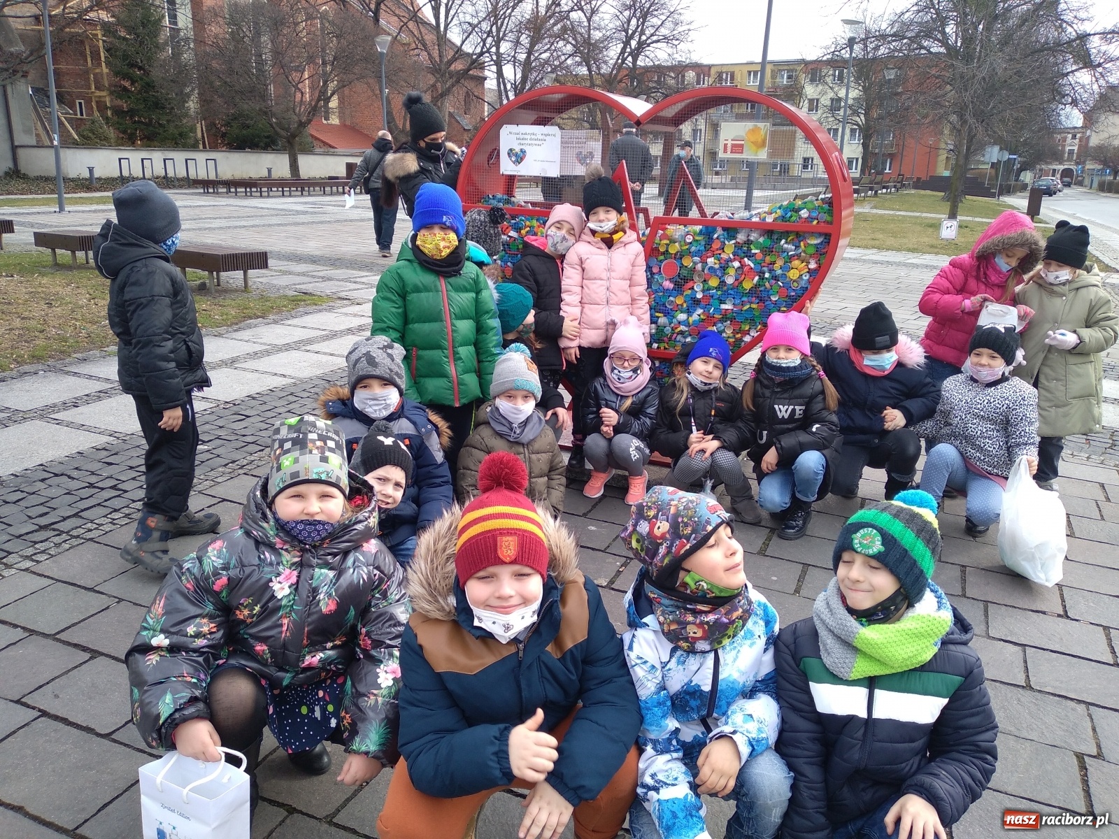 Zdjęcie w galerii na portalu naszraciborz.pl: Czym skorupka za młodu nasiąknie… Pierwszaki Sp4 dla hospicjum wiadomości z regionu