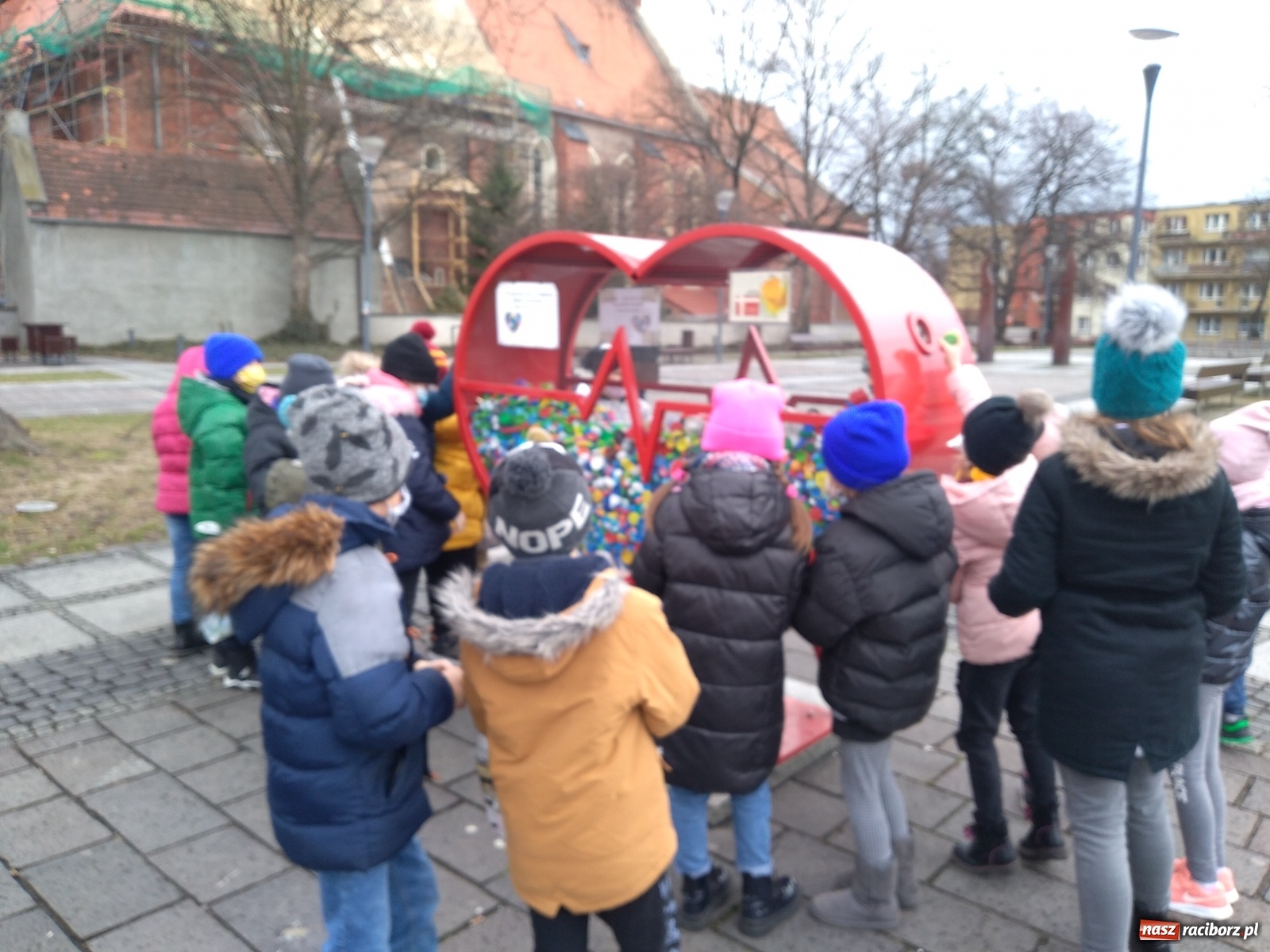 Zdjęcie w galerii na portalu naszraciborz.pl: Czym skorupka za młodu nasiąknie… Pierwszaki Sp4 dla hospicjum wiadomości z regionu