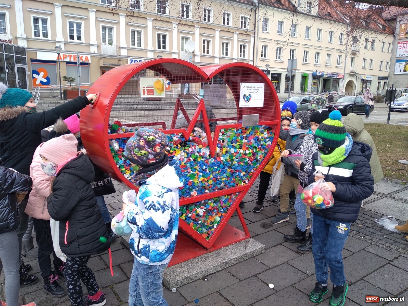 Zdjęcie w galerii na portalu naszraciborz.pl: Czym skorupka za młodu nasiąknie… Pierwszaki Sp4 dla hospicjum wiadomości z regionu