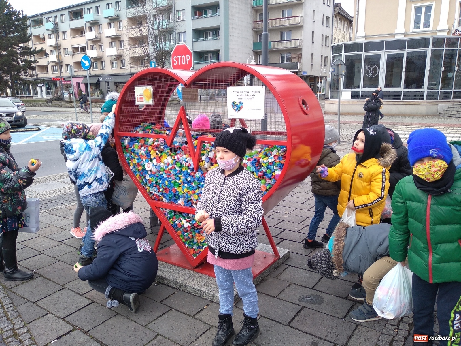 Zdjęcie w galerii na portalu naszraciborz.pl: Czym skorupka za młodu nasiąknie… Pierwszaki Sp4 dla hospicjum wiadomości z regionu