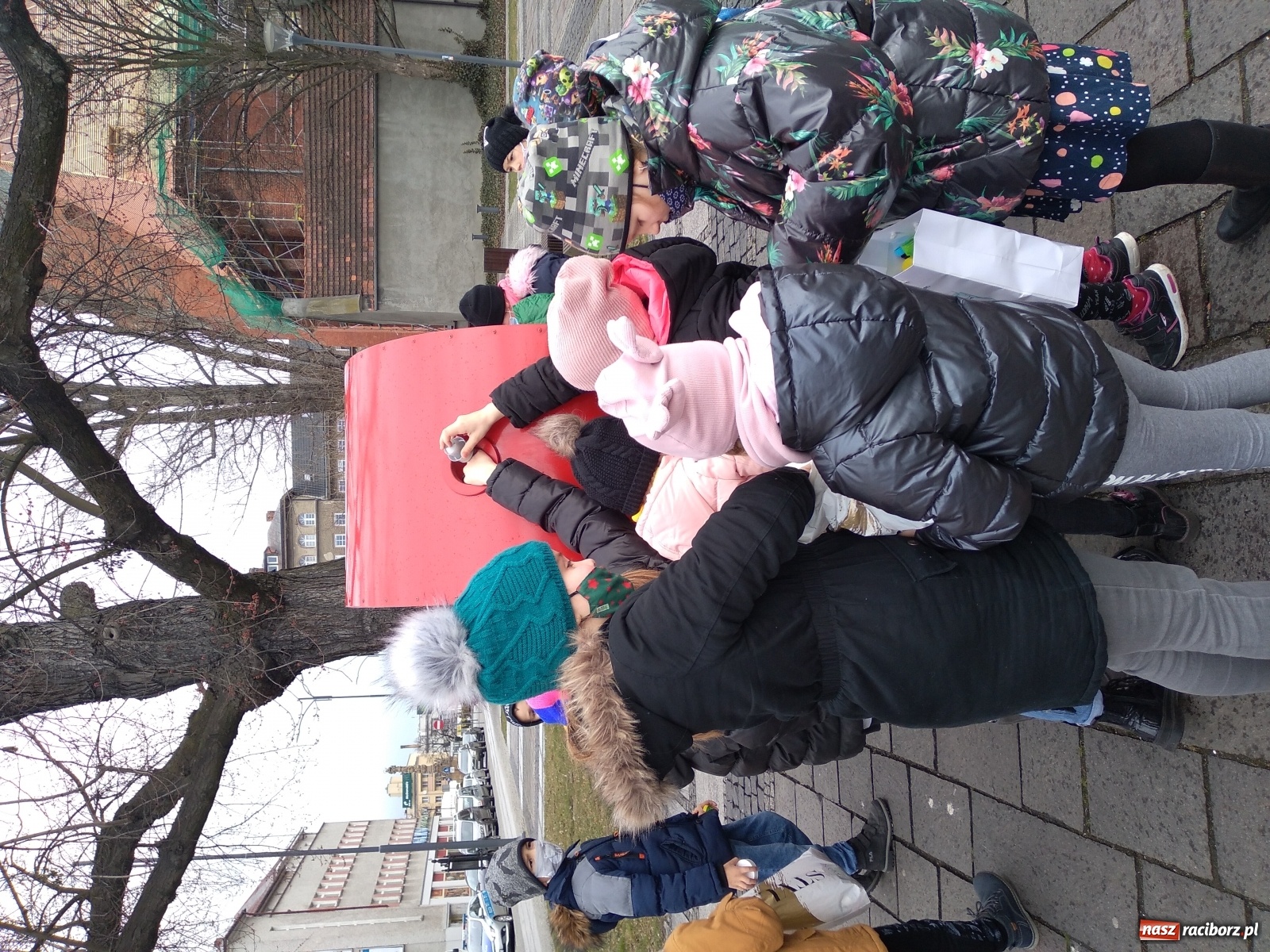 Zdjęcie w galerii na portalu naszraciborz.pl: Czym skorupka za młodu nasiąknie… Pierwszaki Sp4 dla hospicjum wiadomości z regionu