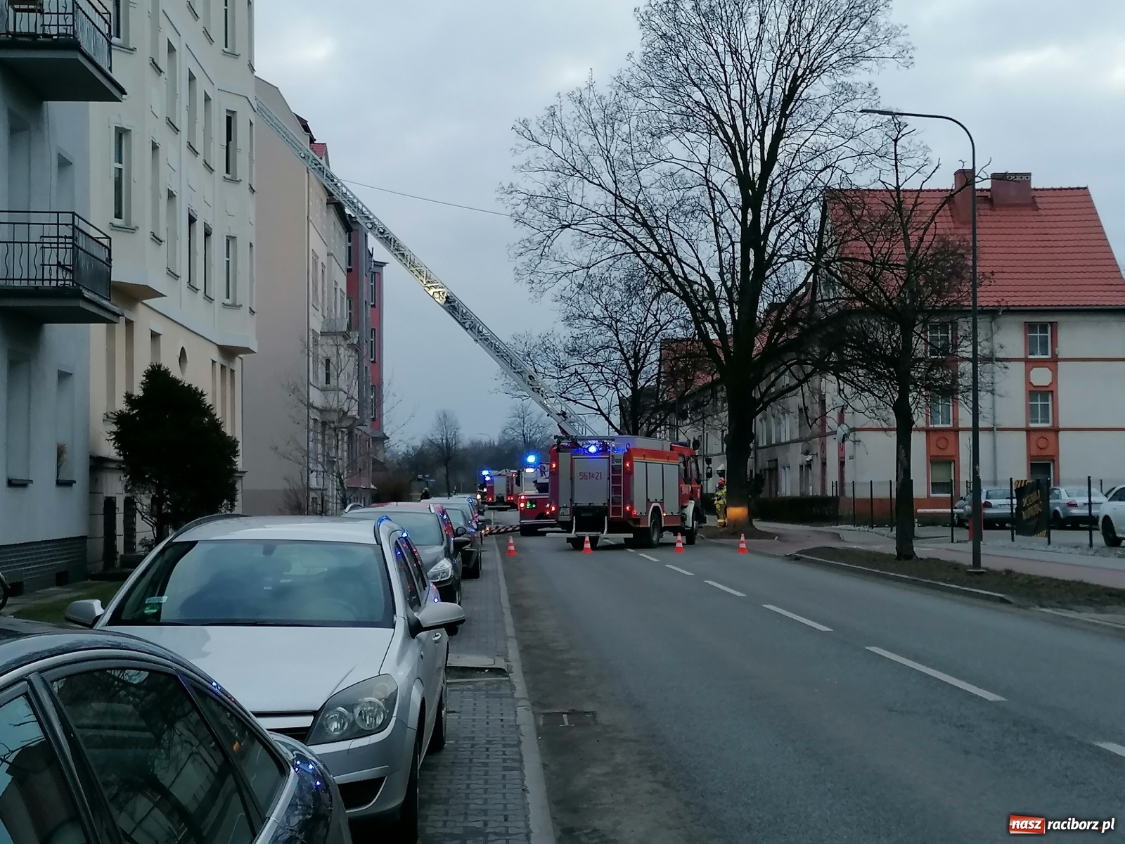 Zdjęcie w galerii na portalu naszraciborz.pl: Pożar sadzy w kominie przy Kościuszki. Potrącenie na rondzie wiadomości z regionu