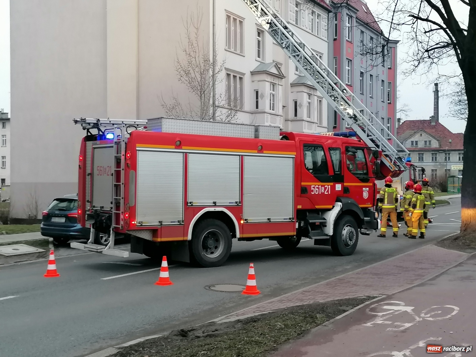 Zdjęcie w galerii na portalu naszraciborz.pl: Pożar sadzy w kominie przy Kościuszki. Potrącenie na rondzie wiadomości z regionu