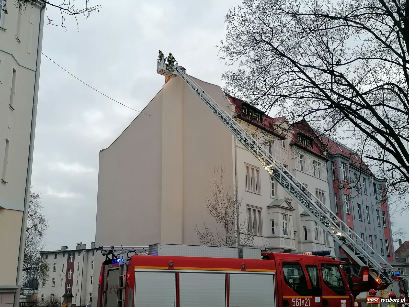 Zdjęcie w galerii na portalu naszraciborz.pl: Pożar sadzy w kominie przy Kościuszki. Potrącenie na rondzie wiadomości z regionu