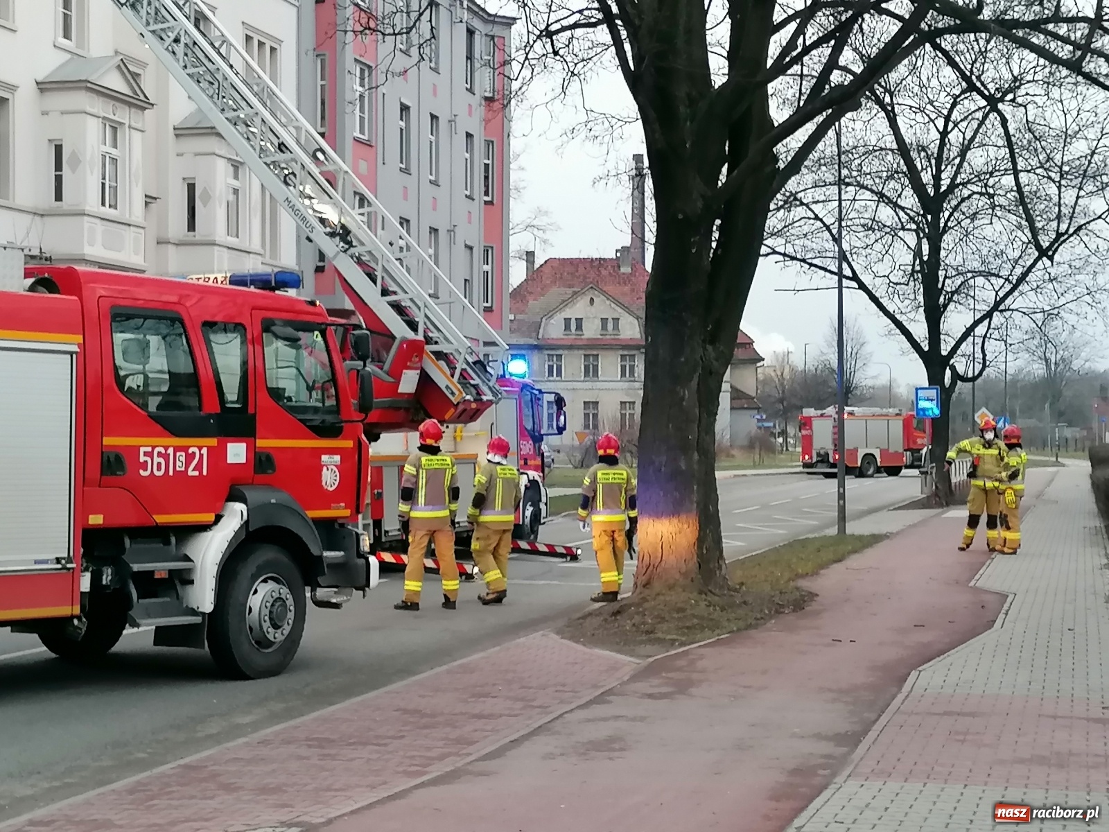 Zdjęcie w galerii na portalu naszraciborz.pl: Pożar sadzy w kominie przy Kościuszki. Potrącenie na rondzie wiadomości z regionu