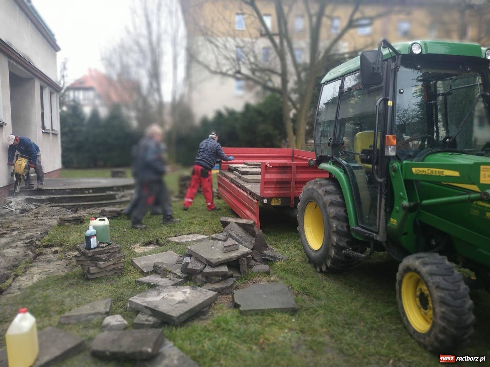 Zdjęcie w galerii na portalu naszraciborz.pl: Ruszyły prace przy doposażeniu placu zabaw przedszkole przy Kochanowskiego wiadomości z regionu