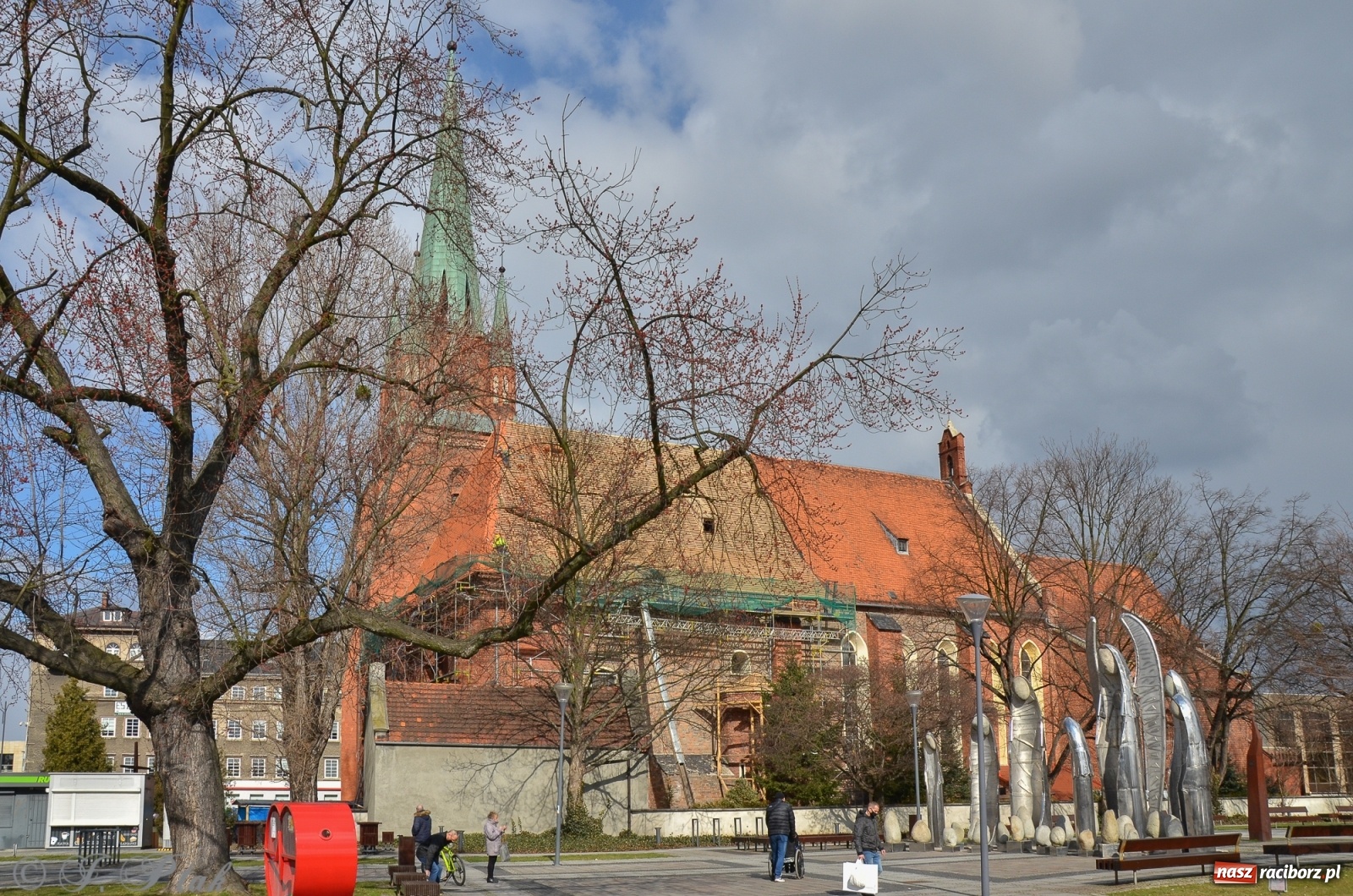 Zdjęcie w galerii na portalu naszraciborz.pl: Ratusz odpowiada na pytanie o koszty klownów i aniołów wiadomości z regionu