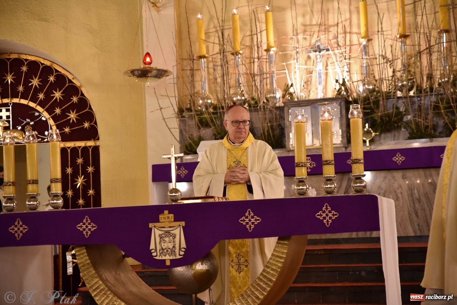 Zdjęcie w galerii na portalu naszraciborz.pl: Inauguracja wieczystej adoracji w kościele NSPJ w Raciborzu [WIDEOREPORTAŻ] wiadomości z regionu