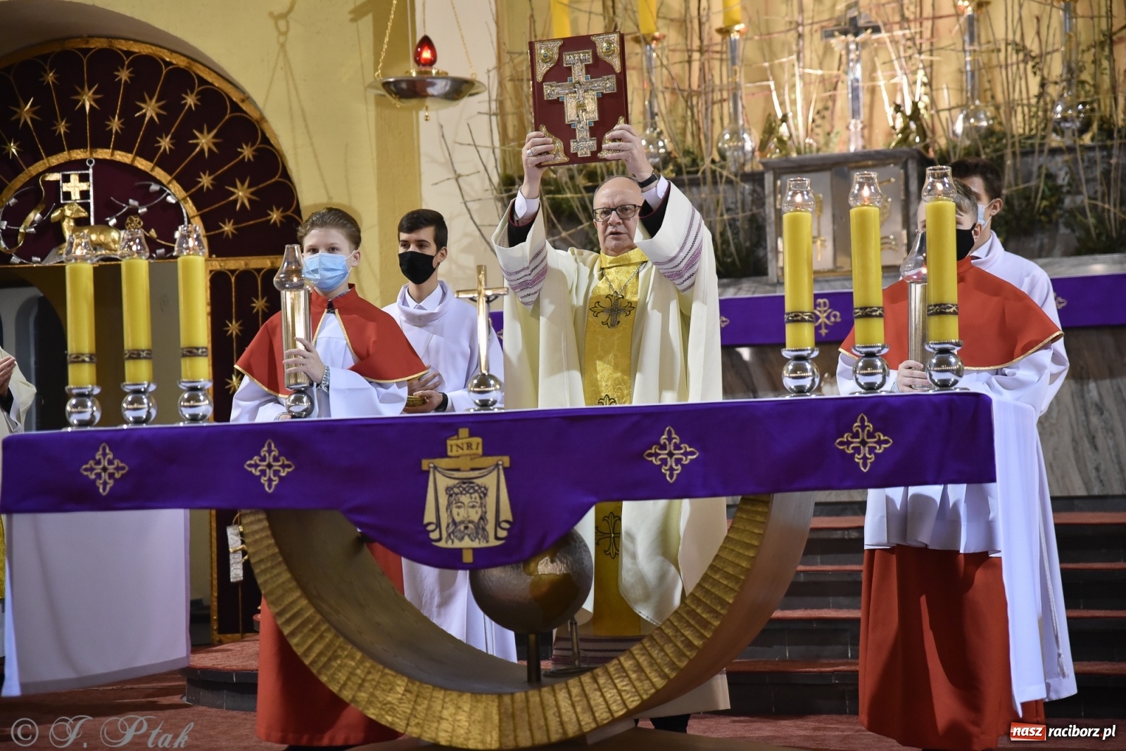 Zdjęcie w galerii na portalu naszraciborz.pl: Inauguracja wieczystej adoracji w kościele NSPJ w Raciborzu [WIDEOREPORTAŻ] wiadomości z regionu