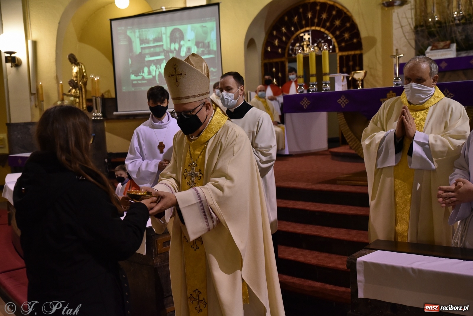 Zdjęcie w galerii na portalu naszraciborz.pl: Inauguracja wieczystej adoracji w kościele NSPJ w Raciborzu [WIDEOREPORTAŻ] wiadomości z regionu